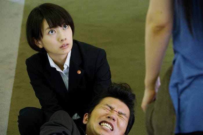 波瑠、高橋努(画像提供:関西テレビ)