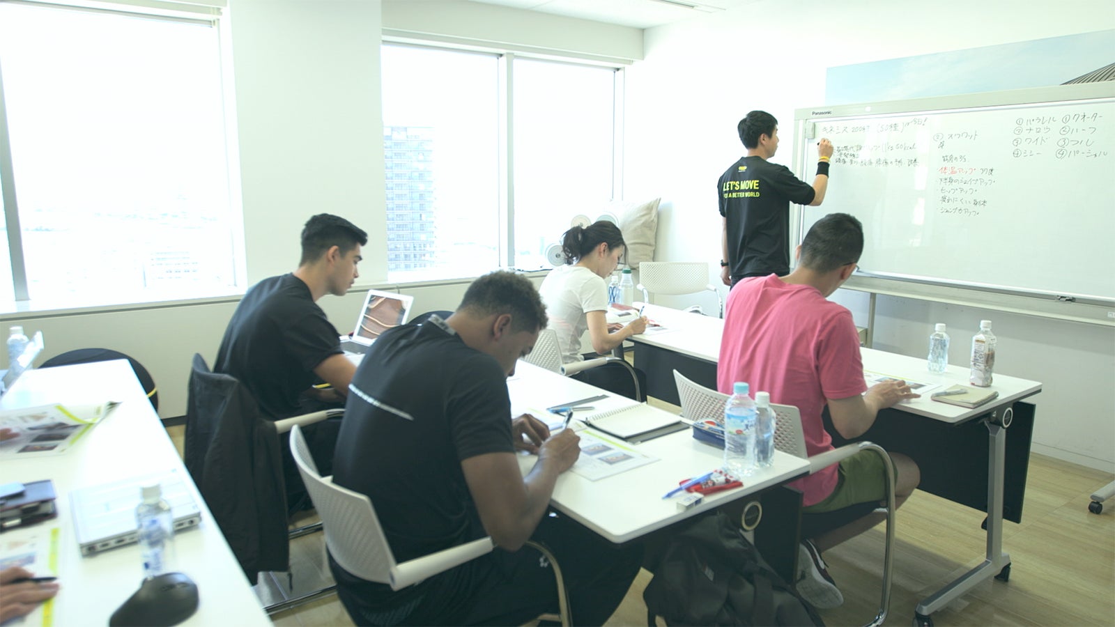 資格の勉強をする愛大「TERRACE HOUSE OPENING NEW DOORS」45th WEEK（C）フジテレビ／イースト・エンタテインメント