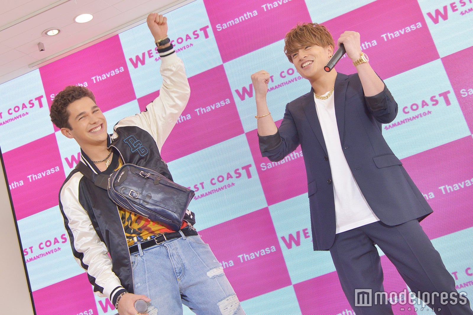 完璧に振付を覚えて嬉しそうなオースティン・マホーンと白濱亜嵐 （C）モデルプレス