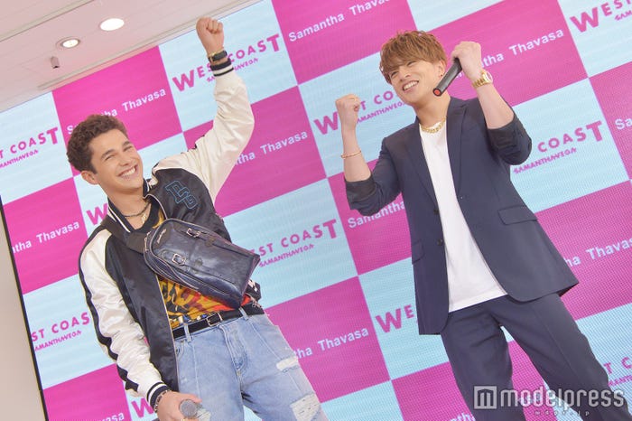 完璧に振付を覚えて嬉しそうなオースティン・マホーンと白濱亜嵐 (C)モデルプレス