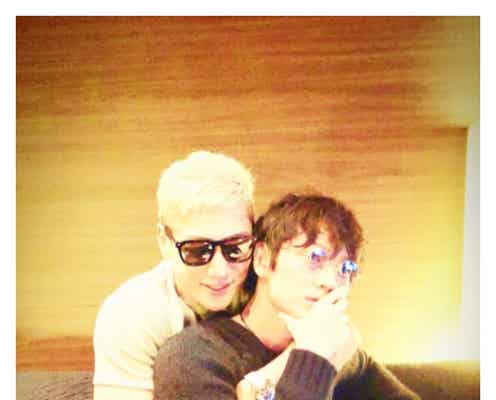 綾野剛&ゴールデンボンバー樽美酒、熱々ハグショットに「鼻血が…」「ニヤニヤしちゃう」の声