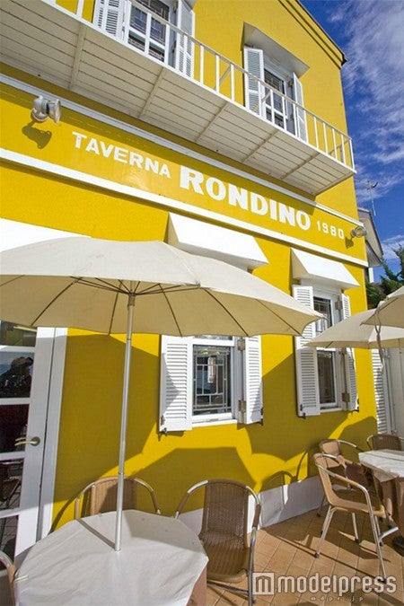 黄色の外壁が一際目を引く「タベルナ ロンディーノ」／画像提供：タベルナ ロンディーノ