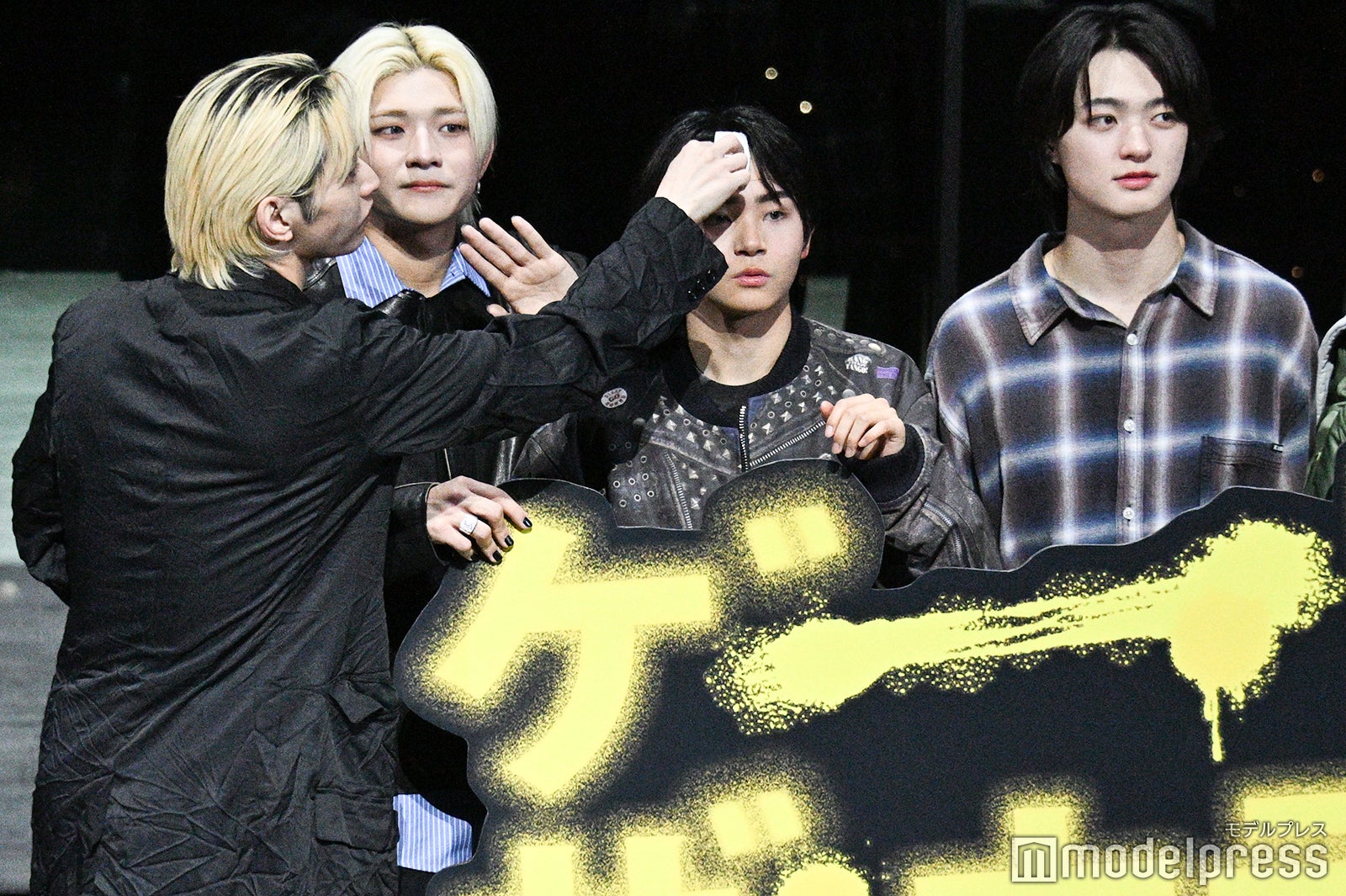 フォトセッションでもTAIKIの髪を整えるSKY-HI（C）モデルプレス