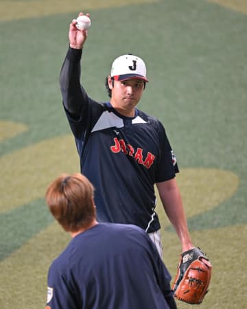 侍ジャパン 大谷翔平が投げ入れたボールで広がった温かい光景 キャッチした男性ファンの周囲で触り合う みんな笑顔に