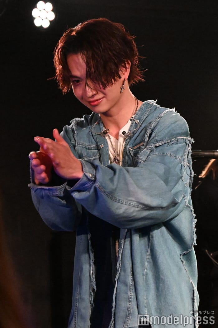 撮影を終えたファンに拍手を贈る綱啓永(C)モデルプレス