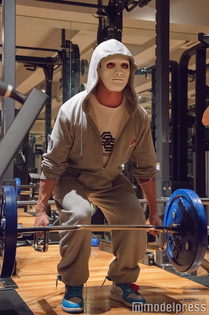 ダンベルスクワットに臨むラファエル (C)モデルプレス