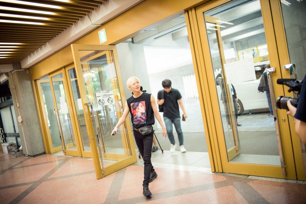 2年前のグッズTシャツを着て会場入りするテミン（撮影：田中聖太郎）