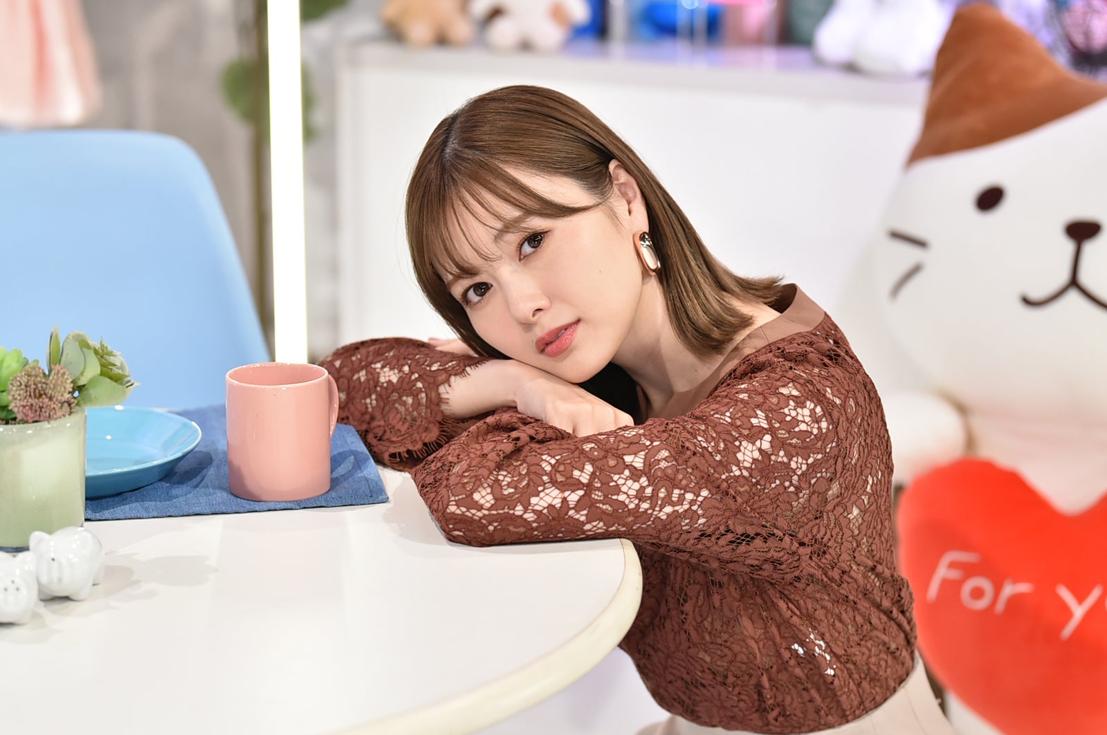 “あざと写真対決”の白石麻衣（C）テレビ朝日