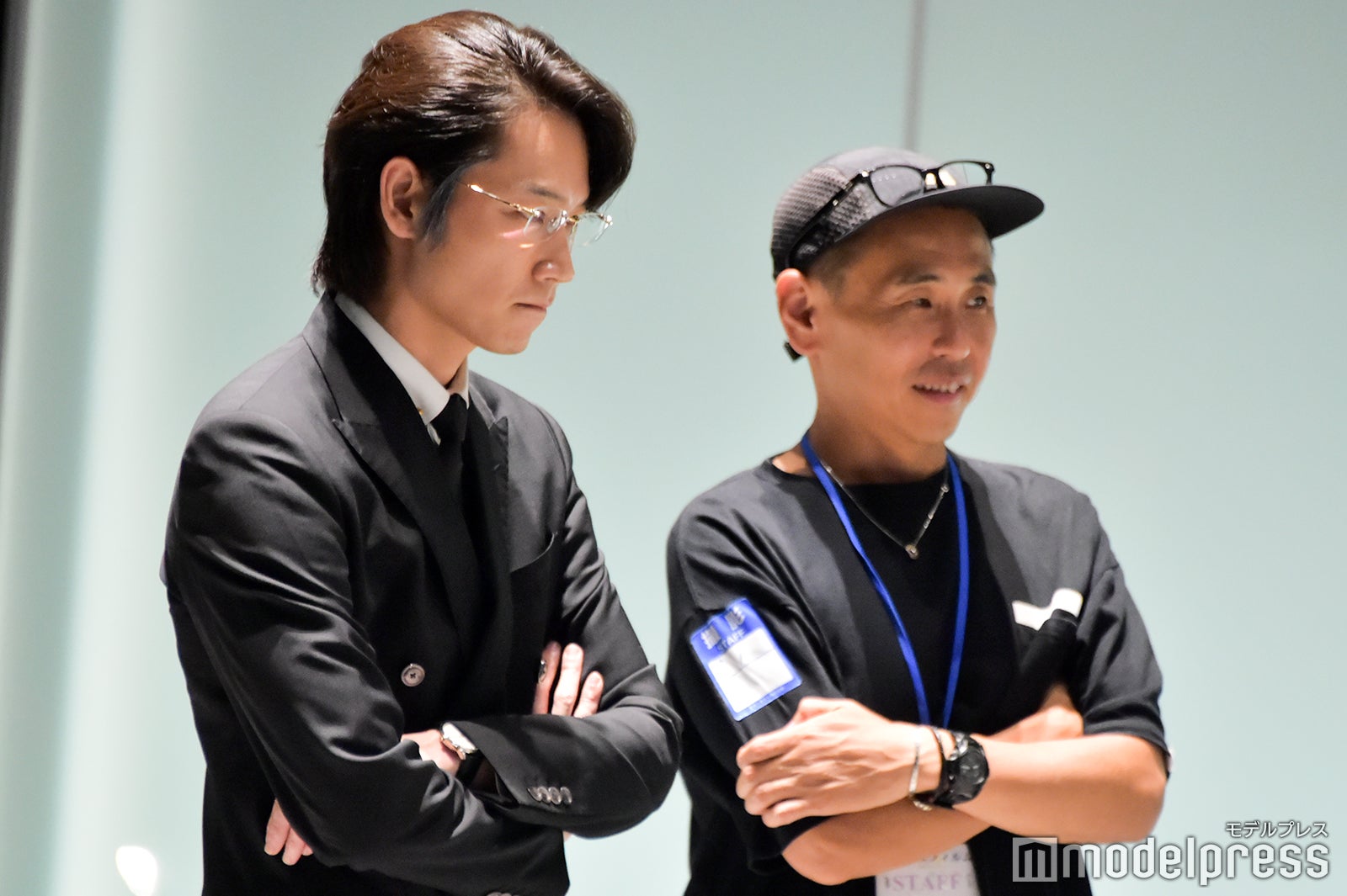 スタッフと真剣な表情でモニターをチェックする綾野剛（C）モデルプレス