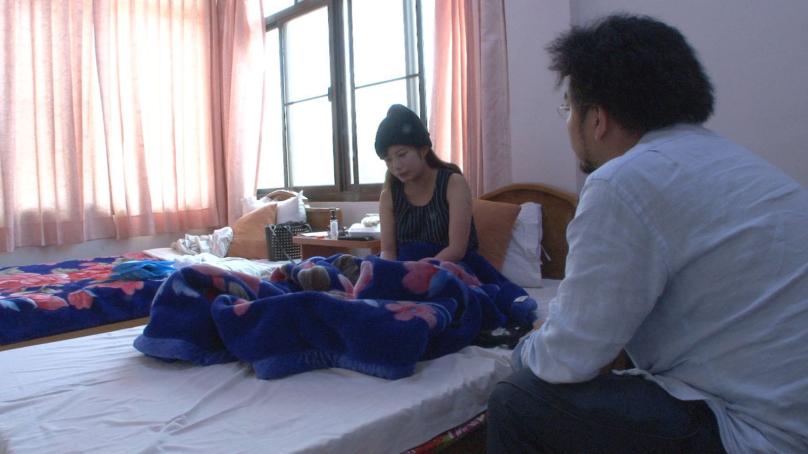 でっぱりんを心配するスタッフ／「あいのり：Asian Journey」第7話より（C）フジテレビ