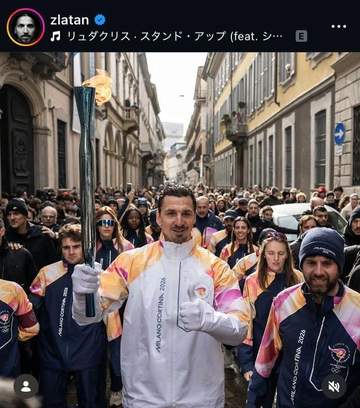 衝撃イメチェン！サッカーレジェンドFWが丸刈りに ファン「うそでしょ」背後で笑うNFL名選手がバリカン→長い髪がパラパラと…「美しい変化」