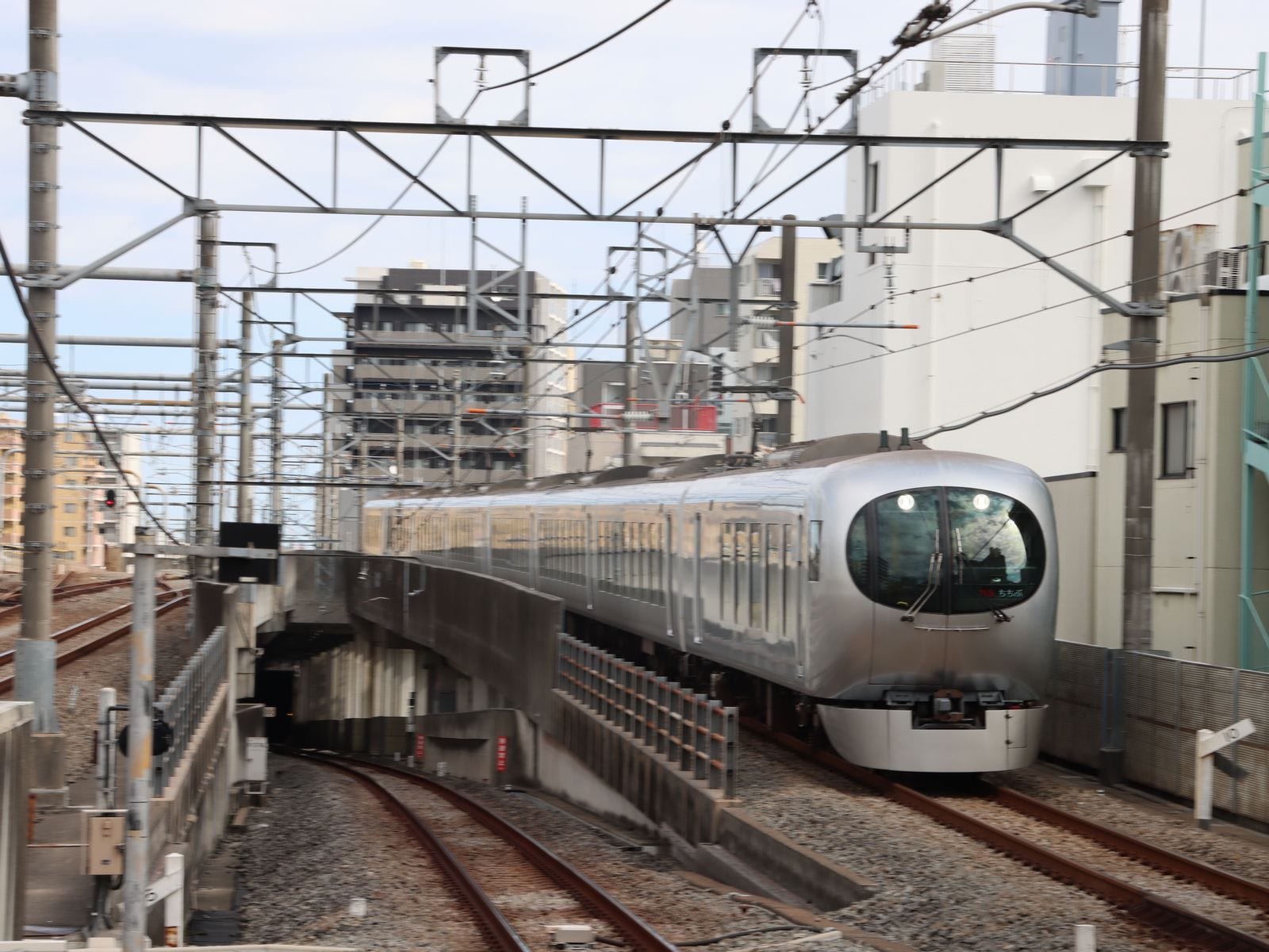 練馬駅を通過する特急ラビュー
