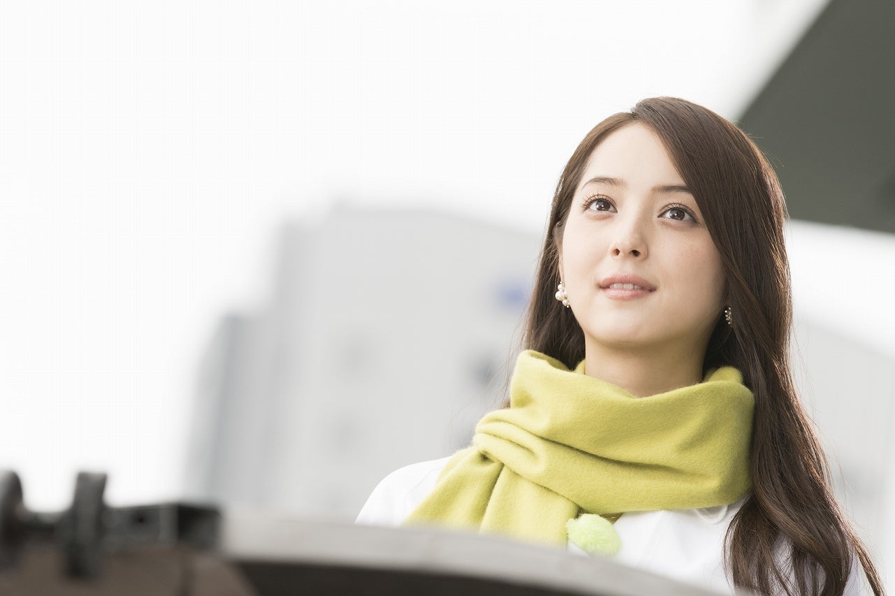 佐々木希に“20センチ”まで接近「肌に透明感がある」