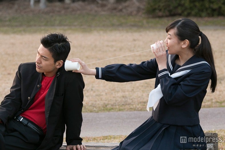 糸電話で大介（石田卓也）をびっくりさせるサキ（清水富美加）／（C）2014『振り子』製作委員会