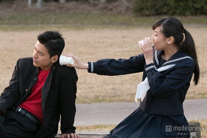 糸電話で大介(石田卓也)をびっくりさせるサキ(清水富美加)/(C)2014『振り子』製作委員会