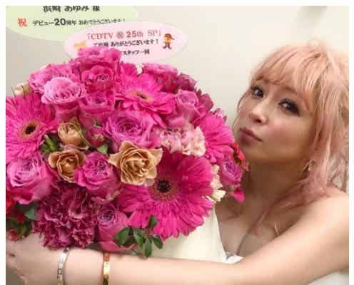 浜崎あゆみ、20周年“ご褒美”はダイヤの特製ネックレス 豪華サプライズパーティー公開