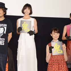 （左から）園子温監督、篠田麻里子、トリンドル玲奈、真野恵里菜