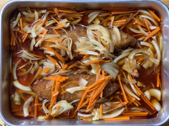 白身フライ　南蛮漬け　調味液に浸ける