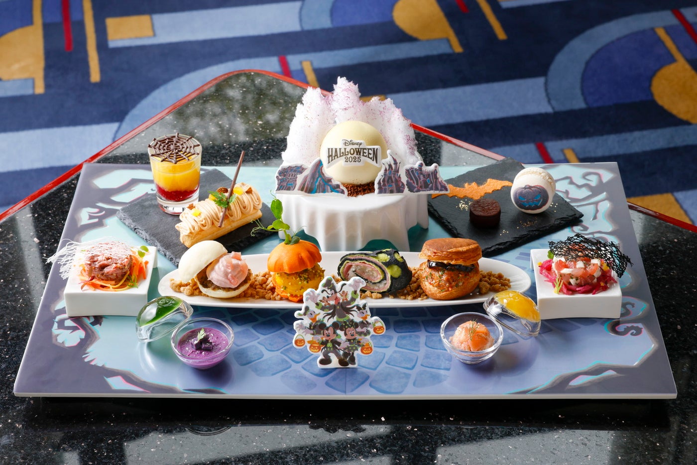 「ハイピリオン・ラウンジ」（ロビーラウンジ） “ディズニー・ハロウィーン”プレミアムスウィーツセット ￥6,800（C）Disney