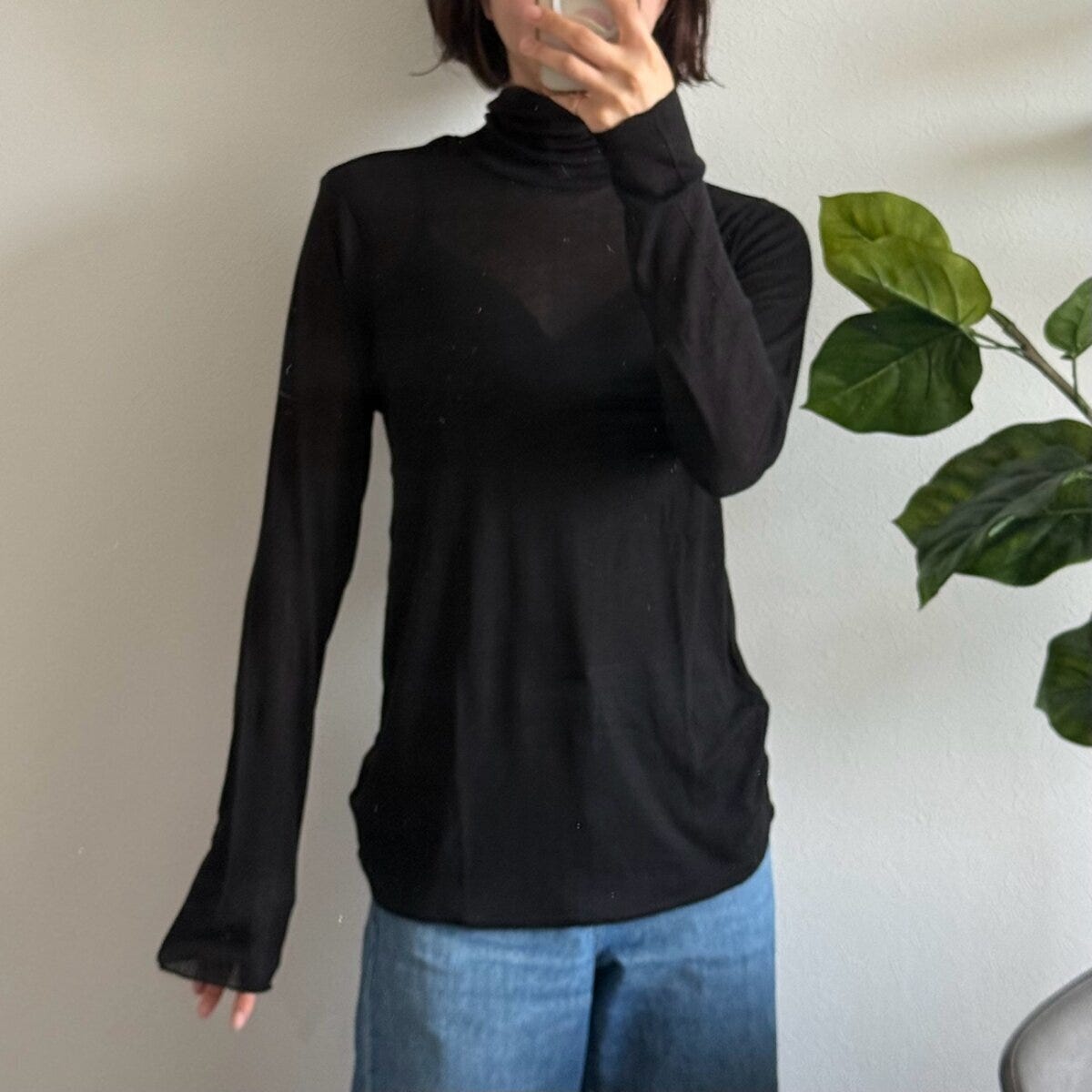黒のタートルネックTとデニムを着用した女性 黒のタートルネックTとデニムを着用した女性