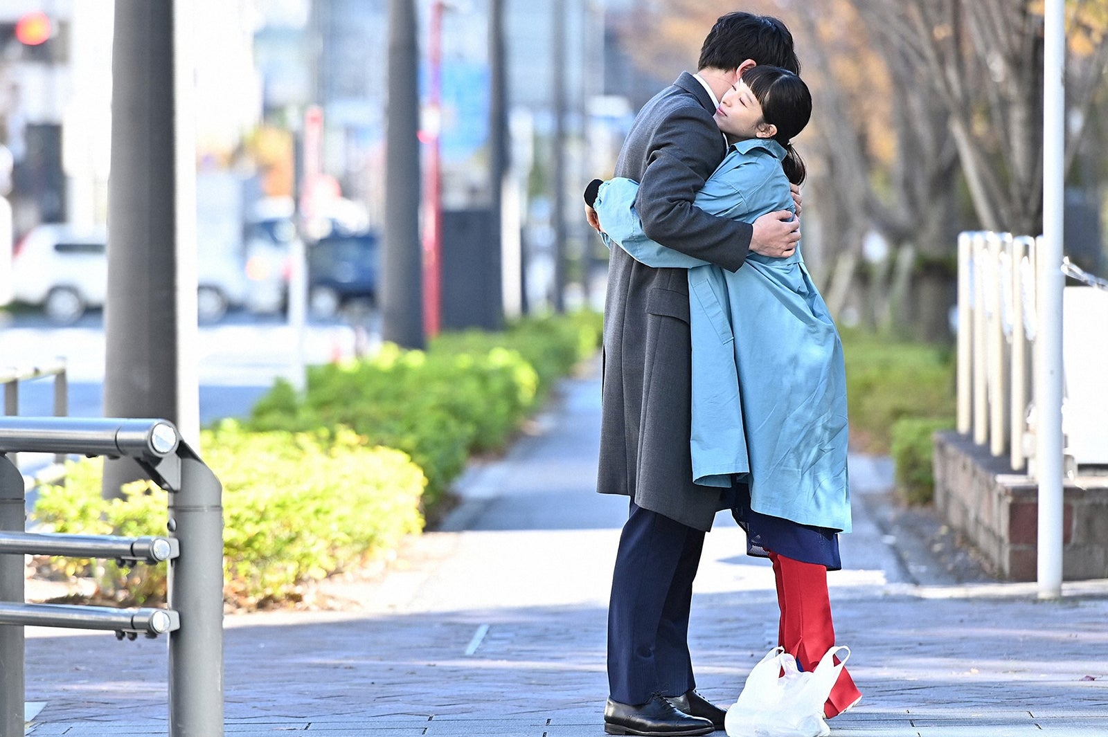 坂口健太郎、清野菜名／「婚姻届に判を捺しただけですが」第8話より（C）TBS