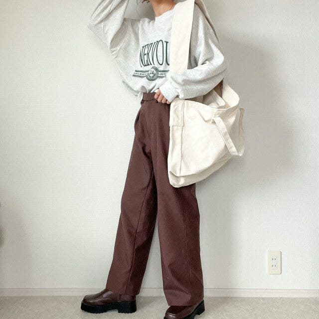 しまむら　ロゴトップス　コーデ　タックパンツ