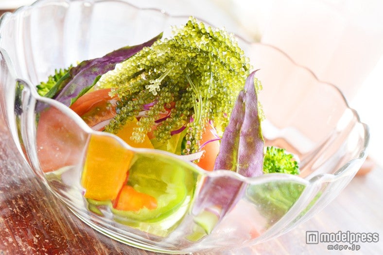 ぷちぷちした食感が楽しい「海の幸グリーンサラダ」￥480