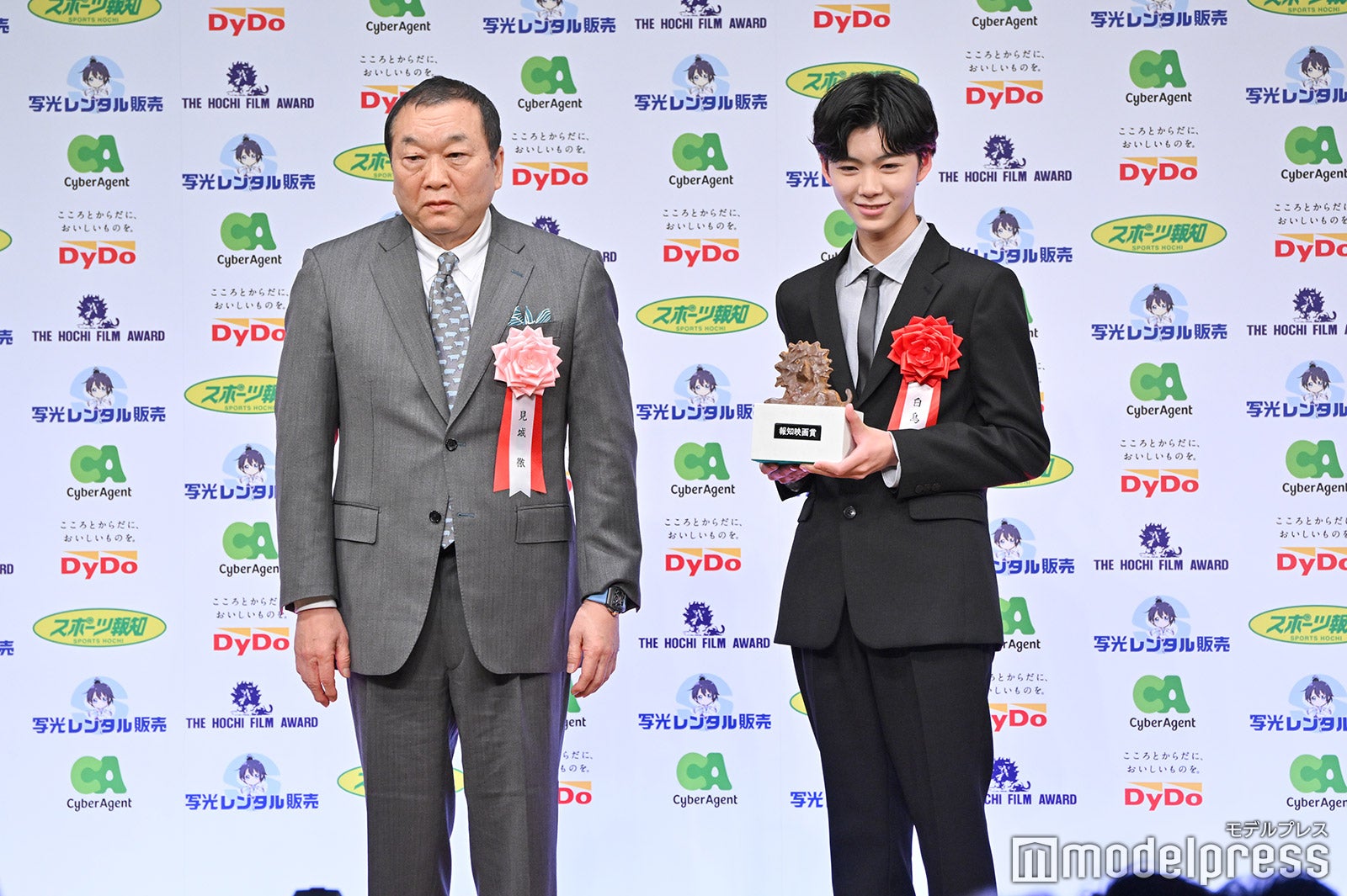 白鳥晴都（右）（C）モデルプレス