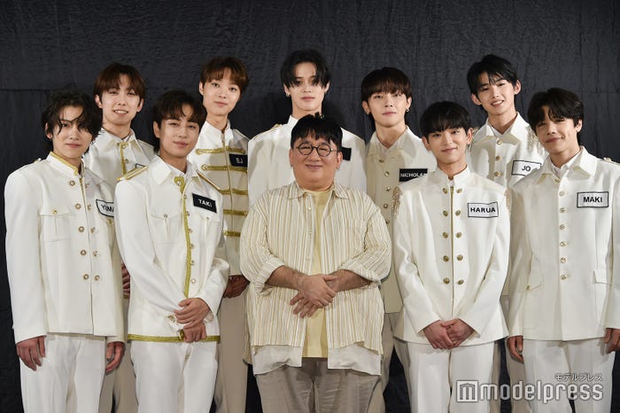 (後列左から)FUMA、EJ、K、NICHOLAS、JO(前列左から)YUMA、TAKI、パン・シヒョク氏、HARUA、MAKI(C)モデルプレス