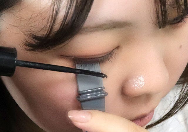 セリアのまぶたに付くのを防ぐ美束をつくれるマスカラコーム＆ガード