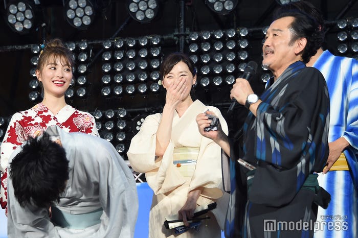 吉田鋼太郎(右)が大塚寧々(中央)のファンなため金子大地に嫉妬していることを知り爆笑しながら撃沈する田中圭(左)/(C)モデルプレス