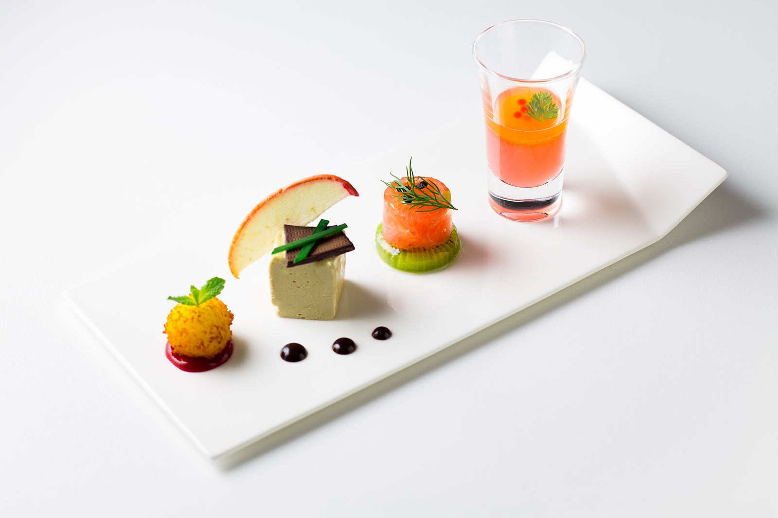 シャンパンのジュレ・宮崎県産アップルマンゴー・フルーツのサラダ仕立て・オレンジとチトリノのドレッシング／画像提供：ウェスティンホテル大阪