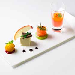 シャンパンのジュレ・宮崎県産アップルマンゴー・フルーツのサラダ仕立て・オレンジとチトリノのドレッシング／画像提供：ウェスティンホテル大阪