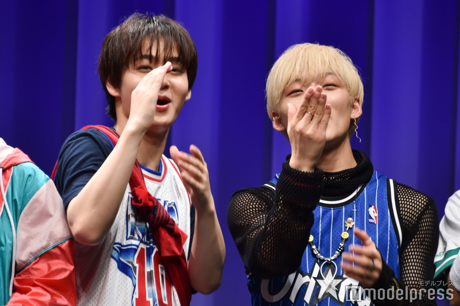 ムービーカメラに掛け声つきで何度もポーズをとる太田駿静、古瀬直輝（C）モデルプレス