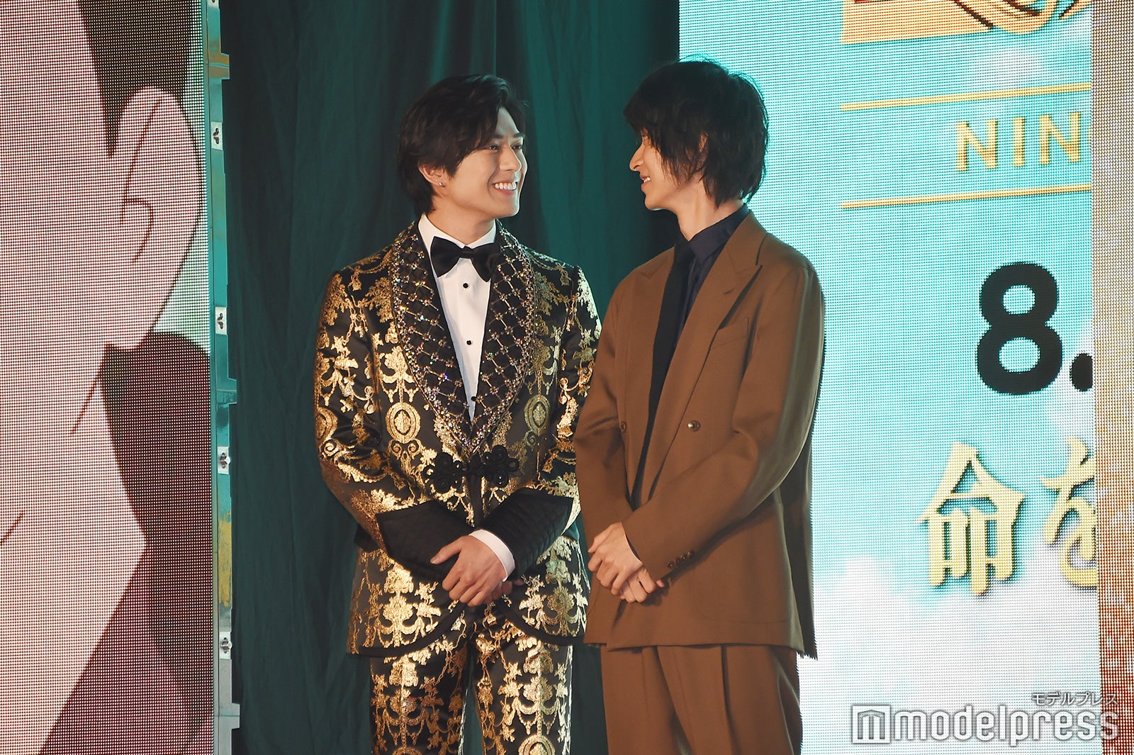 見つめ合う新田真剣佑、山崎賢人 （C）モデルプレス