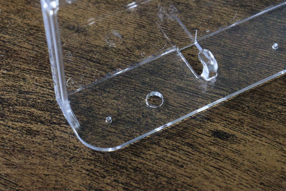 クリアスタンド下部のフックと取り付け穴の接写 クリアスタンド下部のフックと取り付け穴の接写