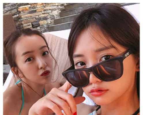 板野友美&永尾まりや、水着姿の仲良し2ショット公開“ともやぎ”コンビに反響