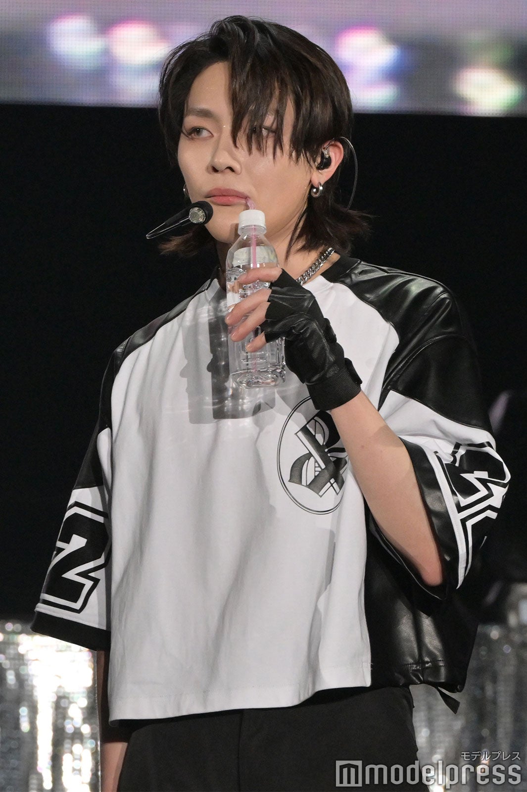 水の飲み方もセクシーなNICHOLAS「BEAT AX」&TEAM（C）モデルプレス