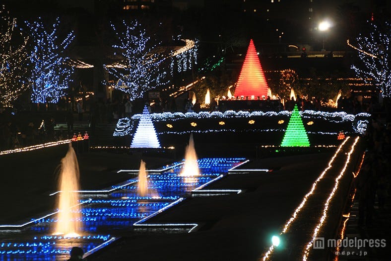 毎年20万人来場の“ルネサンス風”イルミ開催 Xmasは花火の演出も