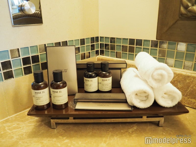 バラの香りのシリーズで揃えられたバスルームのアメニティ（C）モデルプレス