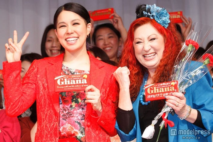 Ai 母親との2ショット披露 サプライズに感涙 モデルプレス Ai 母親との2ショット披露 サプライズに感涙 モデルプレス