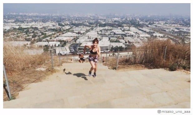 AAA宇野実彩子、美谷間チラリSEXYウェアでランニング「スタイル良すぎ」の声