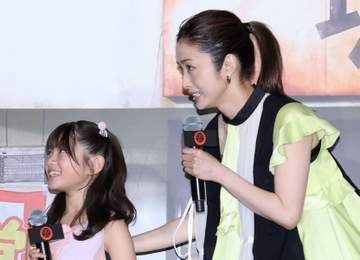 上戸彩 この衣装どうなってるの？ 3児の母、透け感パンツルックで抜群の透明感放つ