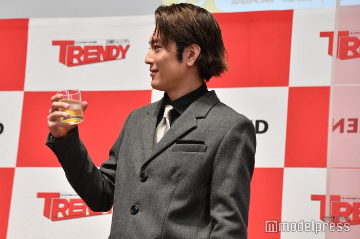 溶けない “氷”をまじまじと見つめる間宮祥太朗 (C)モデルプレス