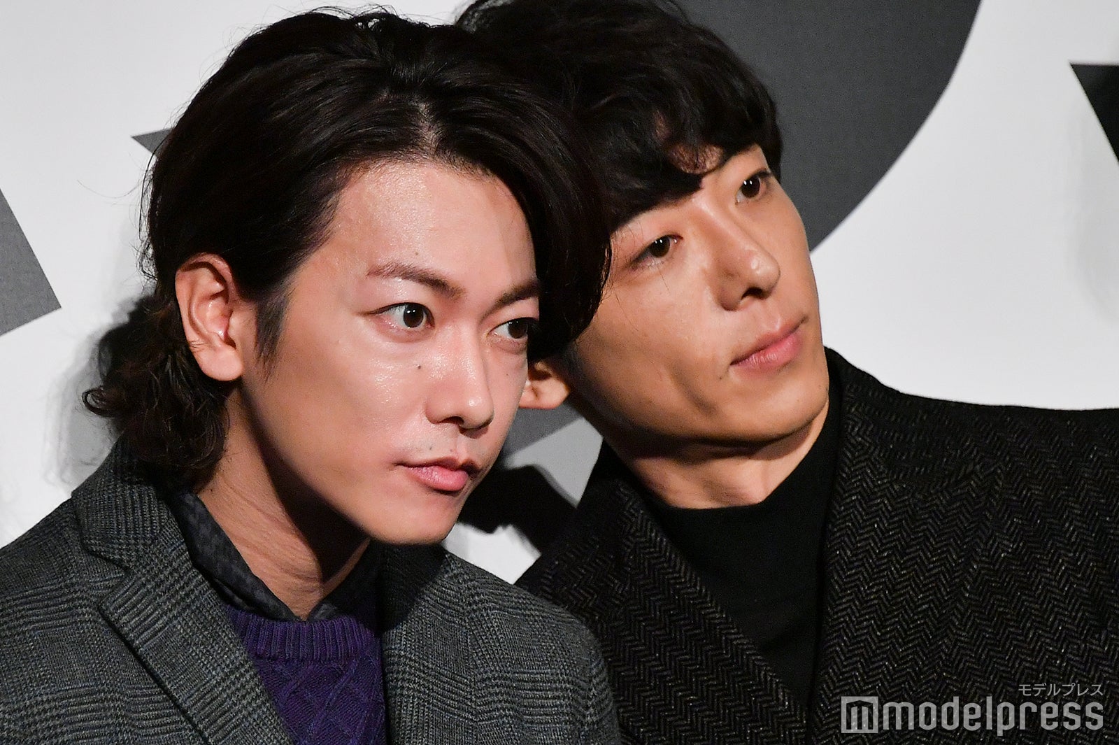 顔を寄せる佐藤健と高橋一生 （C）モデルプレス