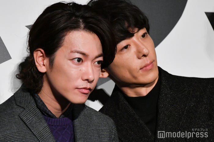 顔を寄せる佐藤健と高橋一生 (C)モデルプレス