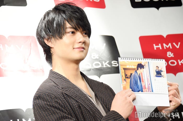 お気に入りのショットを公開する佐野勇斗(C)モデルプレス