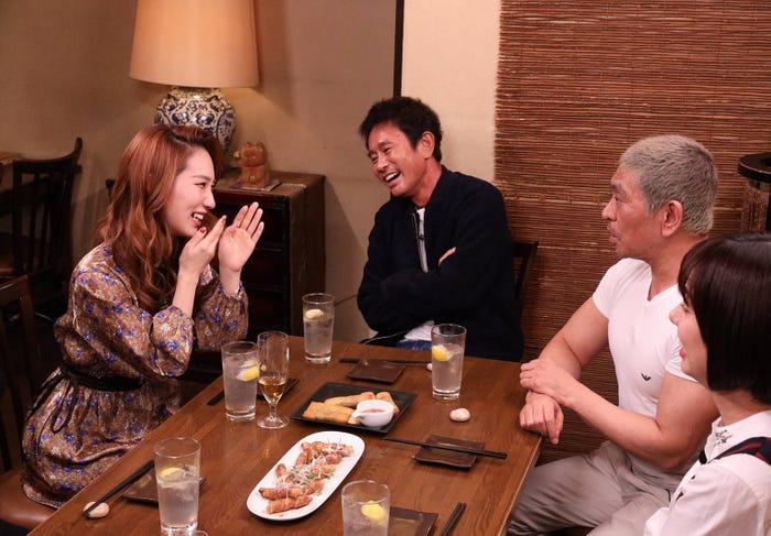 (左から)ファーストサマーウイカ、浜田雅功、松本人志、山崎夕貴アナウンサー(C)フジテレビ