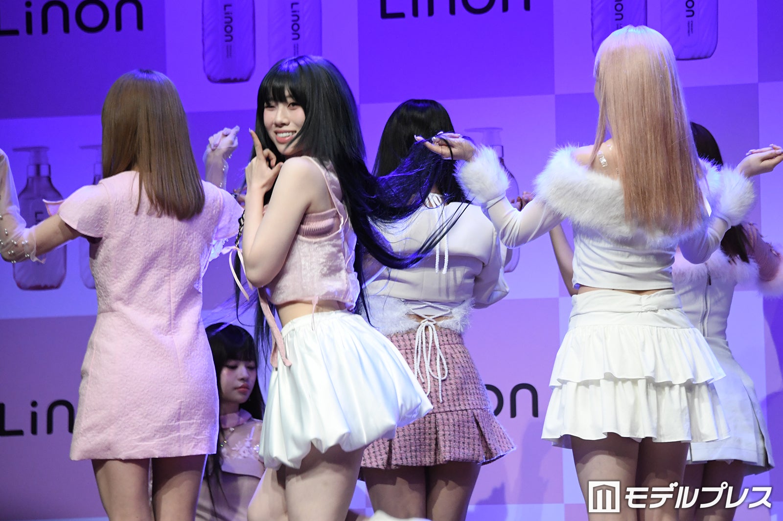 「Update Me」のダンスパフォーマンスを披露したME:I（C）モデルプレス