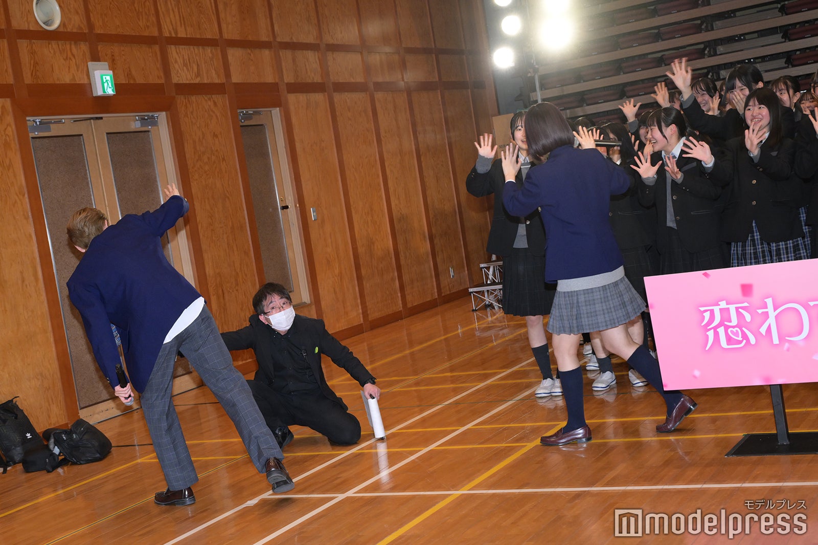 後ろの生徒にも手を振る宮世琉弥、原菜乃華（C）モデルプレス